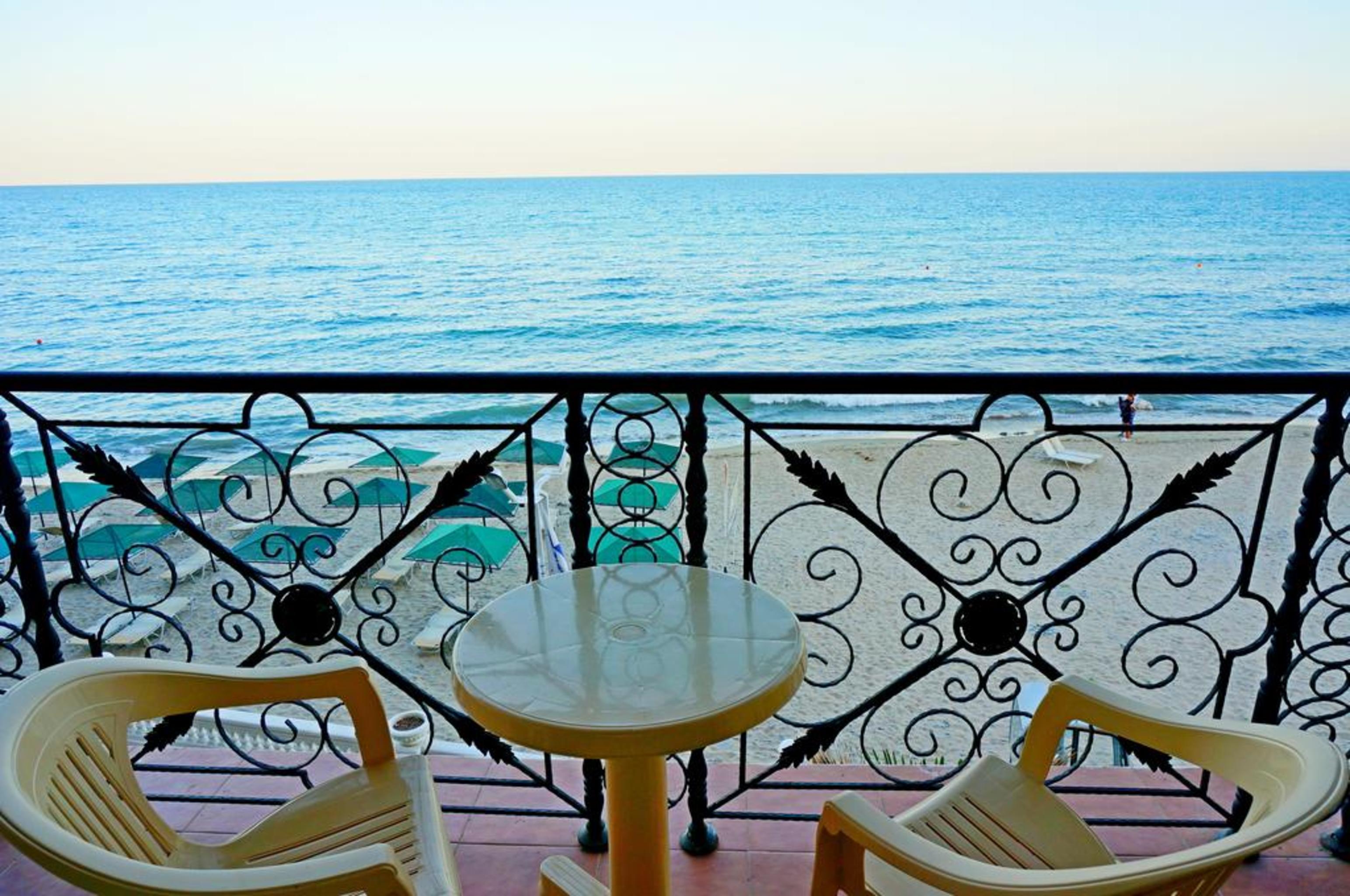 Atrium Beach Hotel النايت المظهر الخارجي الصورة