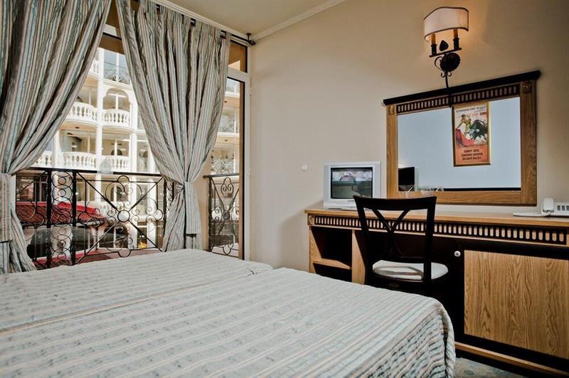 Atrium Beach Hotel النايت المظهر الخارجي الصورة